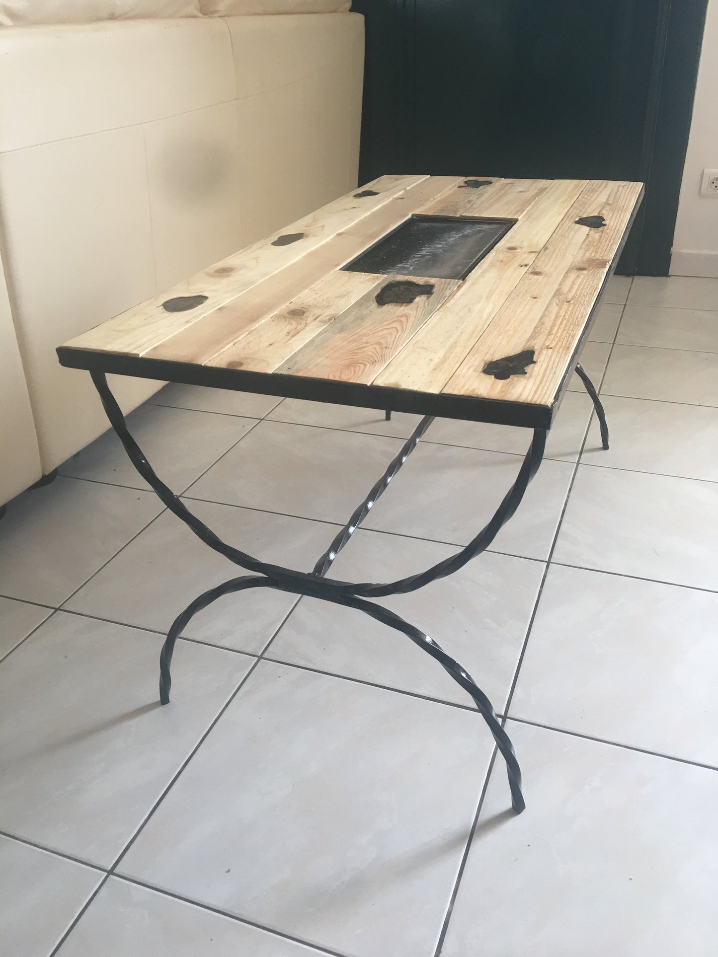 Table basse bois et résine